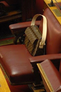 Πληρώνουμε την κρασοκανάτα 8.000 το μήνα!!! Δείτε βουλευτίνα, τύφλα στο μεθύσι !!! (βίντεο)